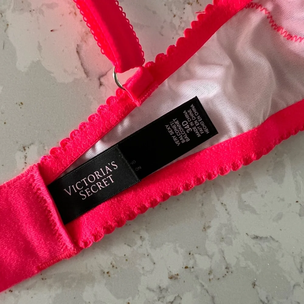 NWOT. Victoria’s Secret bra. 34D. Great condition. - Picture 4 of 4